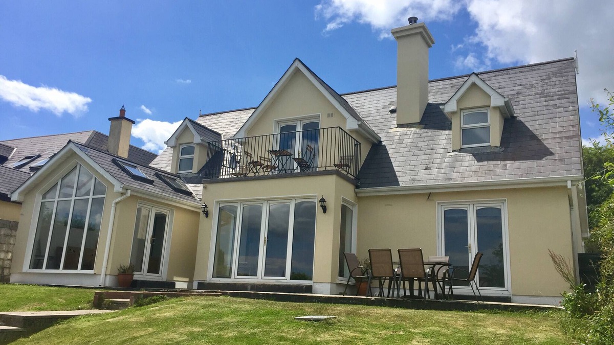 Kinsale Town Centre House | House in the heart of Kinsale with private garden, parking and superb views!