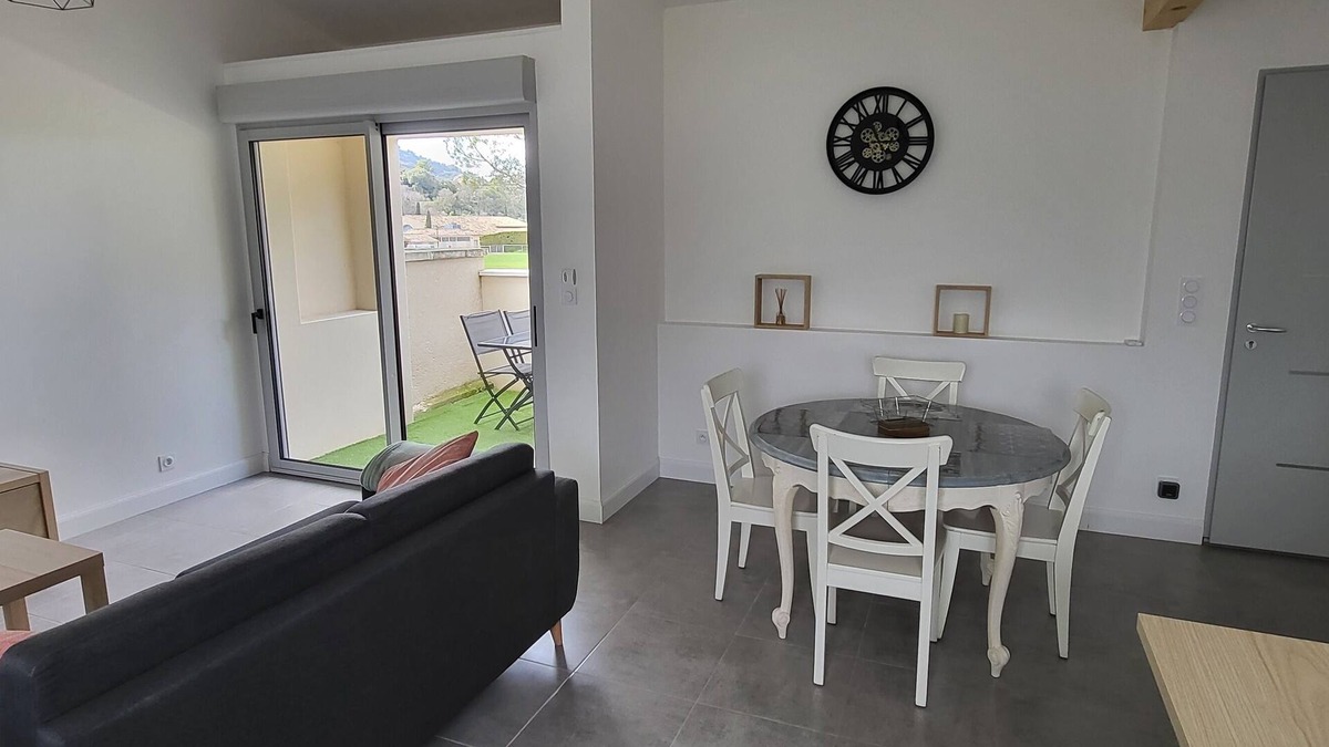 Maubec House | House in the heart of the village