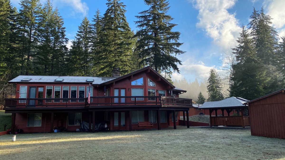 Carson House | House in the Mountains w/hot tub, sauna, pool table and more !