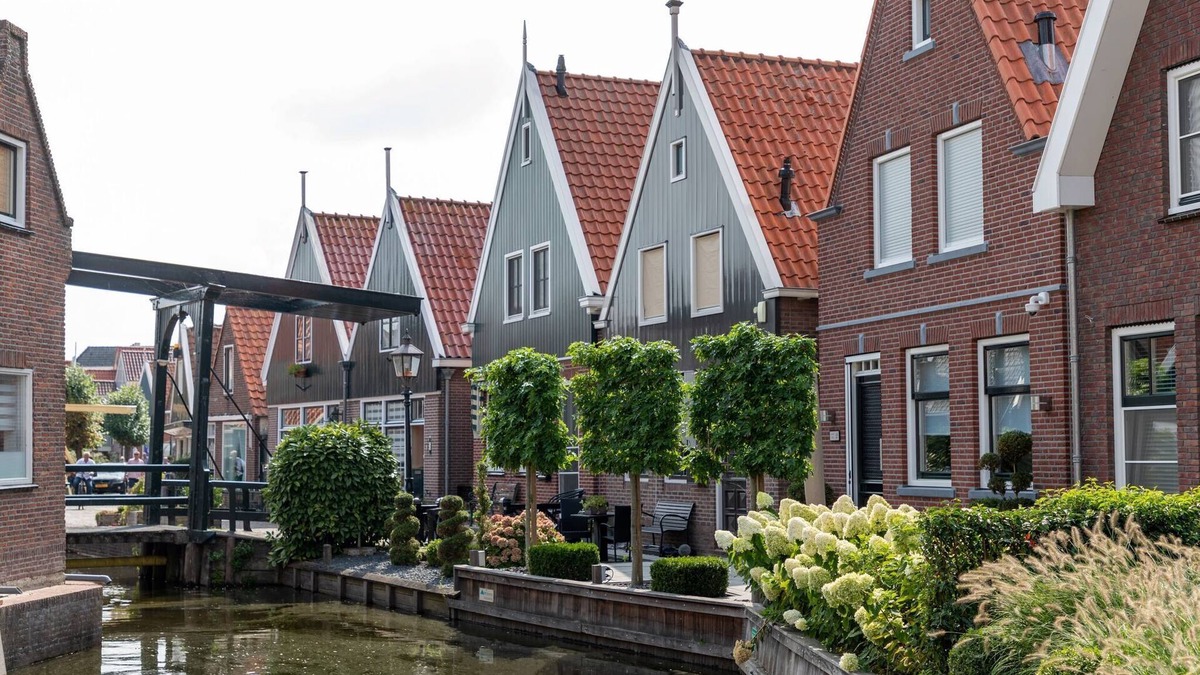 Volendam House | House in Volendam with Waterfront Views