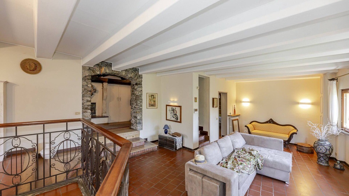 Montegrino Valtravaglia Villa | House in the woods