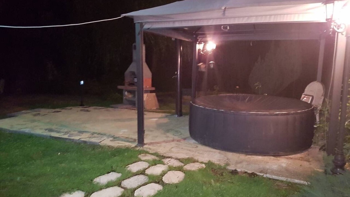 Villeneuve-Saint-Denis Bed & Breakfast | House ! Jacuzzi! 5 minutes from Disney and nature village!