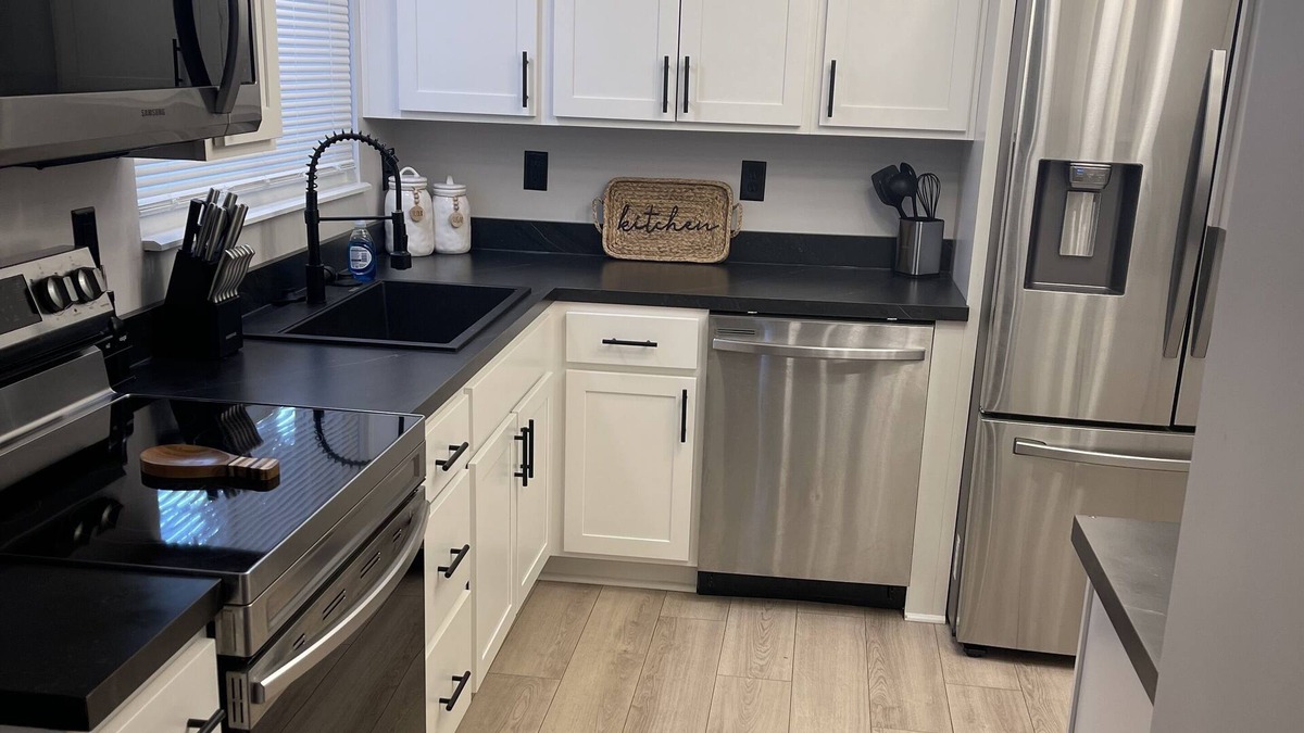 Whitehall House | House less than 10 miles Airport, Downtown, Shopping & Entertainment