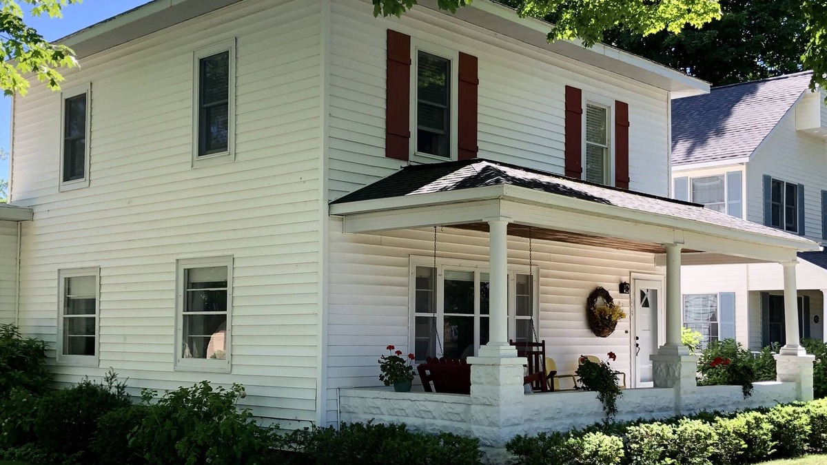 Frankfort House | House located in downtown Frankfort 5 blocks from Lake Michigan!