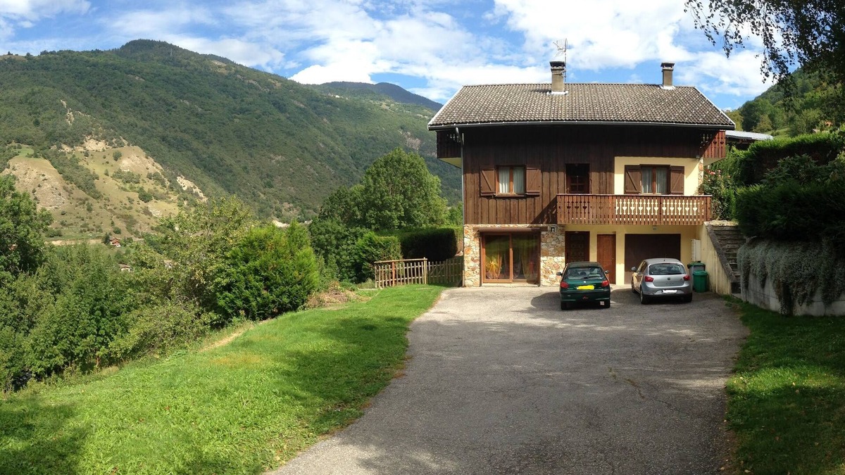 Villarlurin Ski Chalet | house near MERIBEL/COURCHEVEL and BRIDES LES BAINS gondola