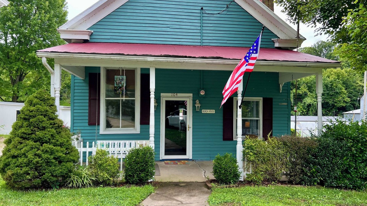 Bonnots Mill House | House near Osage River Ideal for Group Getaways & Special Events, Sleeps up to 8