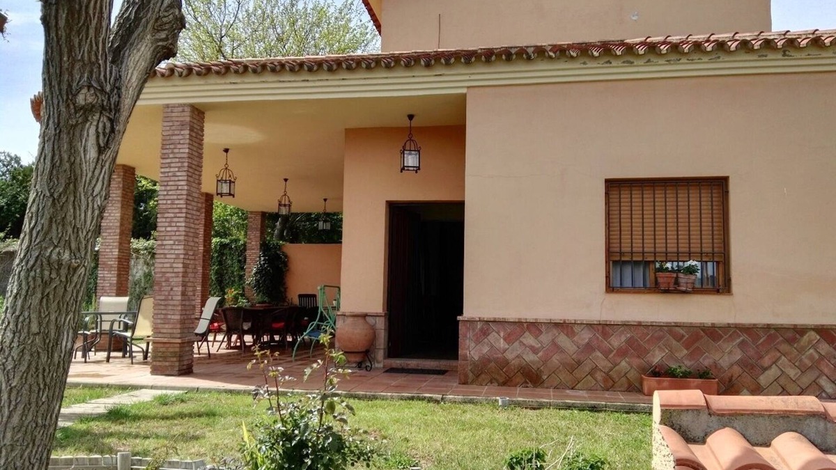 Carmona Ski Chalet | House near Seville, perfect for families and groups. Ideal for pets.