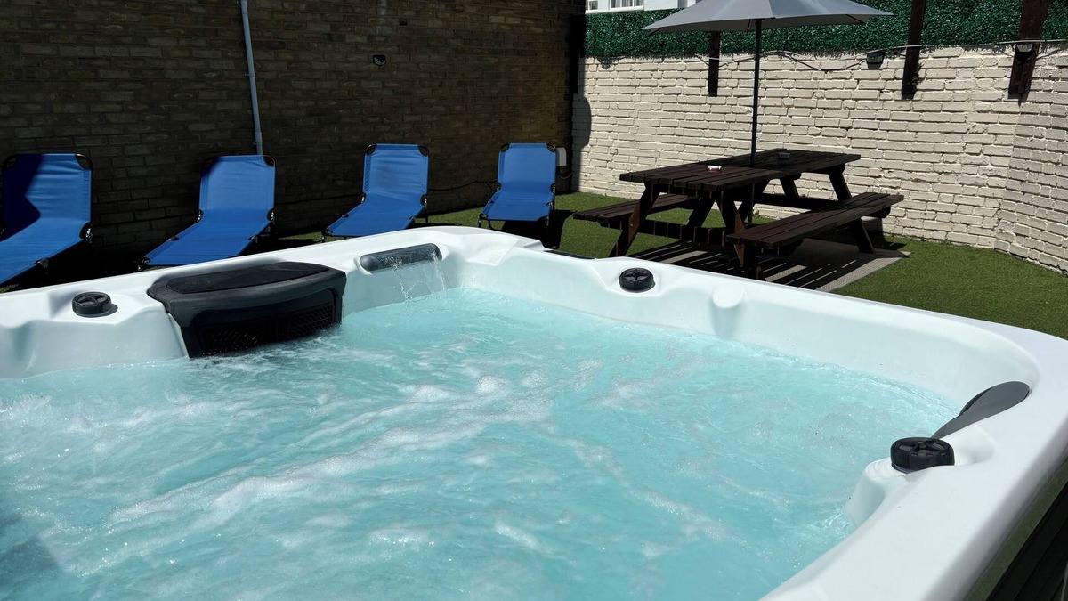 Shoreham-by-Sea House | House near the Beach with Hot tub, Sauna & Parking