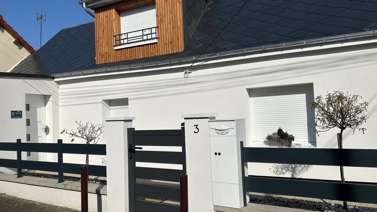 Gamaches House | House near the sea with land