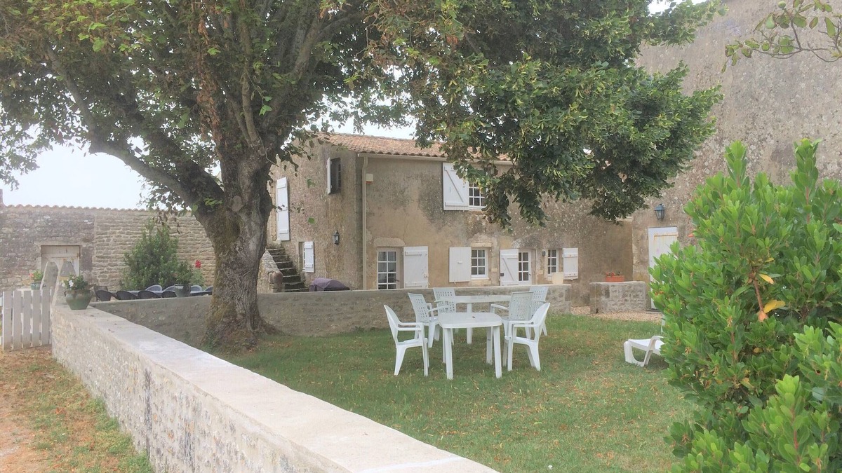 La Remigeasse House | House next to cycle path with large garden and covered play area