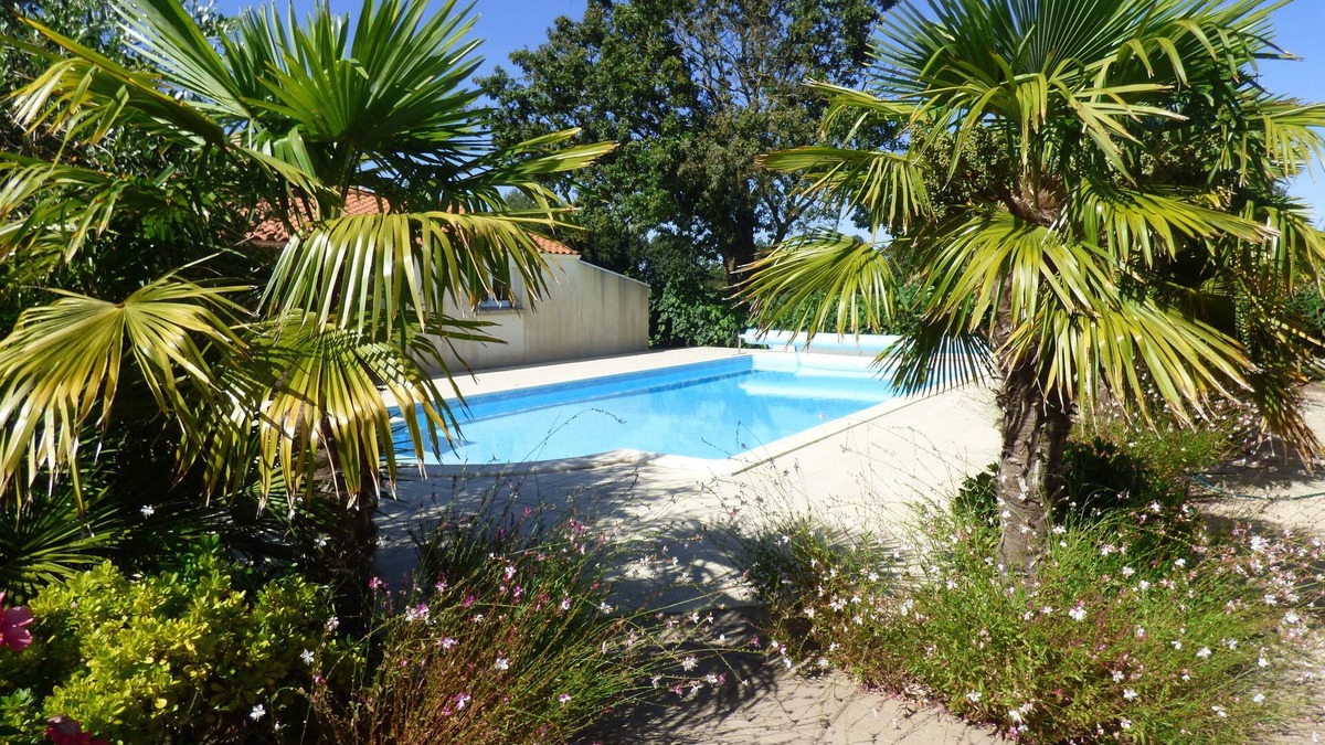 Grosbreuil House | House of 125m2, including veranda. Pool. Land not overlooked.