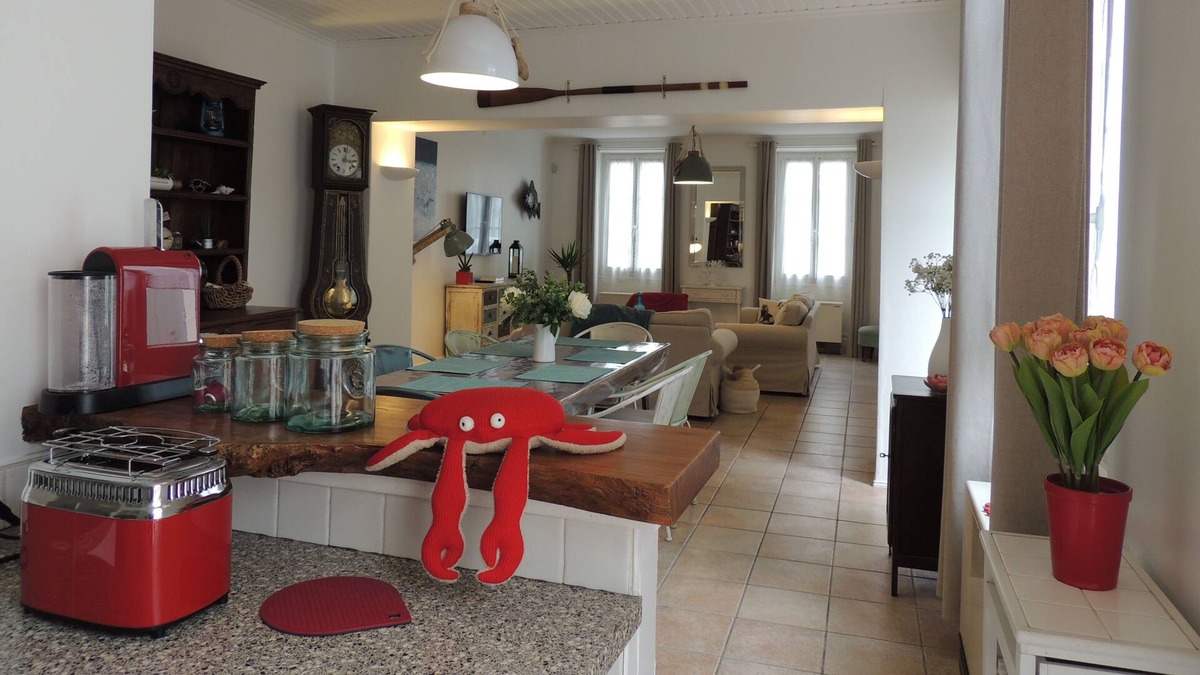 Le Chateau-d'Oleron Hotel | House of character center town in peace