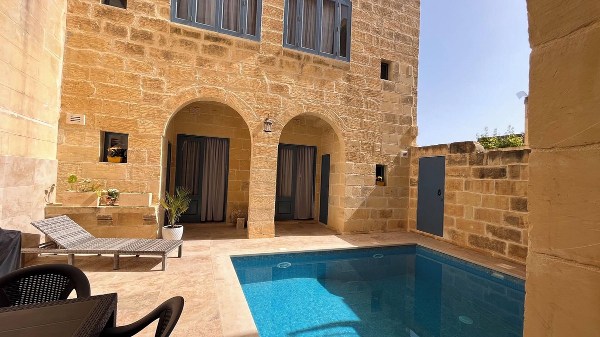 Nadur House | House of character with pool & jacuzzi for 5 persons, central yet quiet location