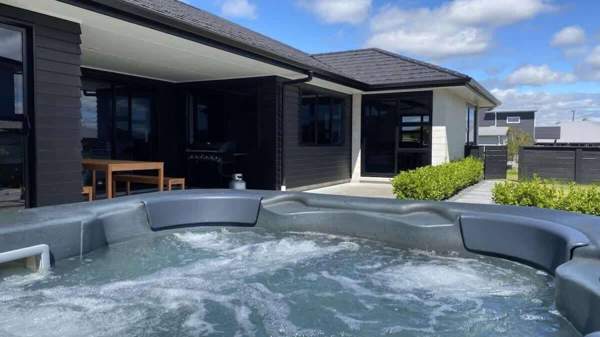 Rotorua House | House of Hope | Executive Home with Spa Pool