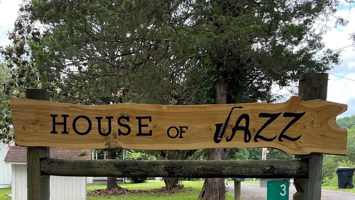 Mid America Cottage | House of Jazz on Lake Hamilton in Hot Springs Arkansas