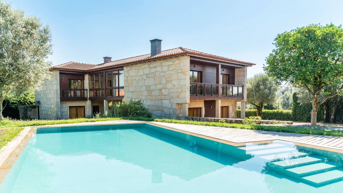 Santa Comba Cottage | House of luxury country. Pool and gardens for your comfort and leisure