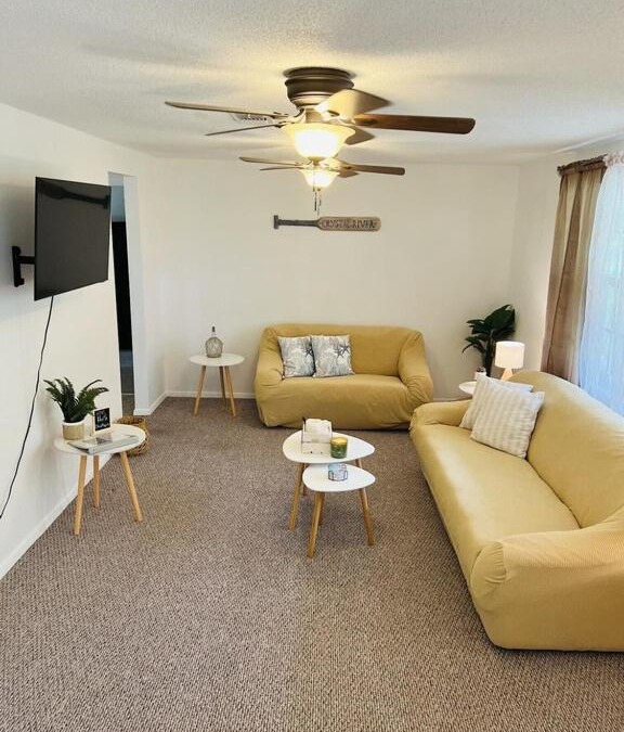 Crystal River House | House of Shells, beautiful garden, fenced yard, dog friendly, fire pit!