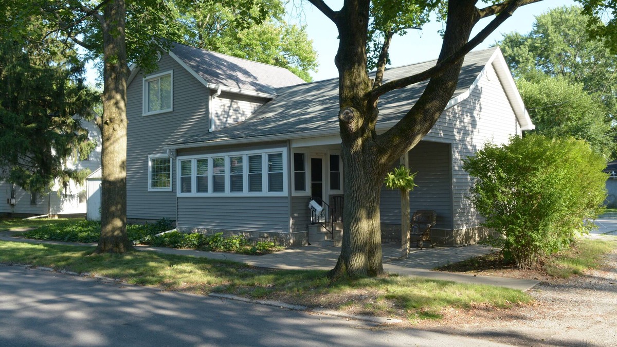 Valparaiso House | House of TarTar with year long hot tub next to adorable downtown Valparaiso