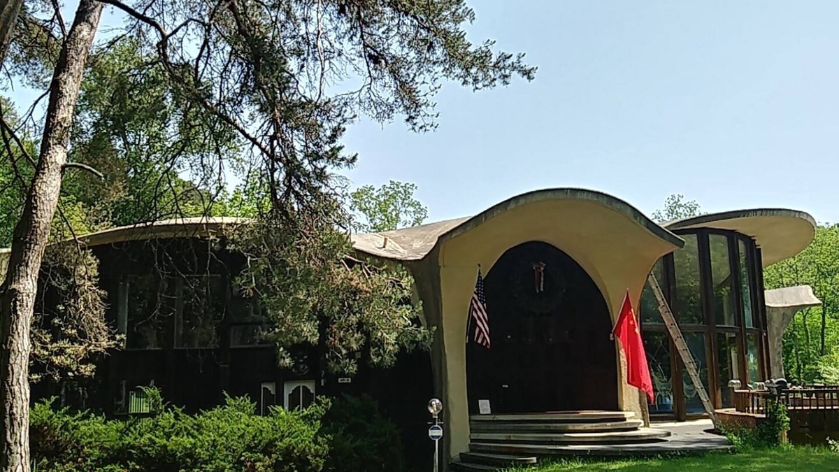 Lansing House | HOUSE OF THE FUTURE MANSION, 2 HUGE BEDROOMS w/WiFi, AC in Woods of W. Lansing