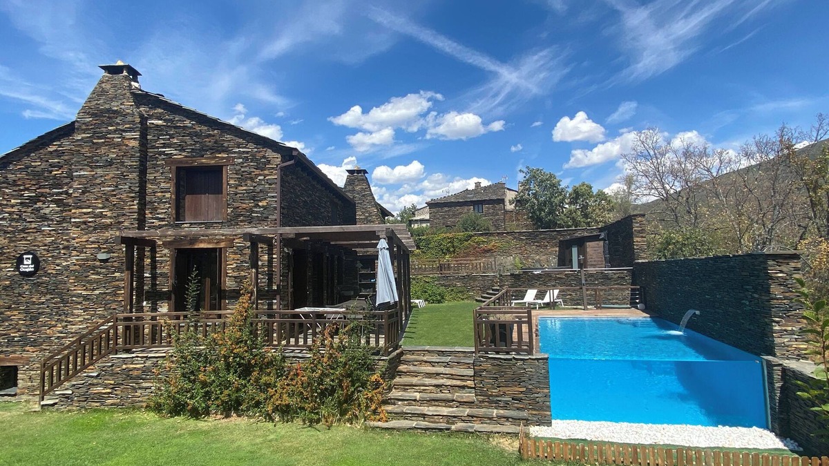 Majaelrayo Cottage | House of the Ocejón. Majaelrayo. Black Architecture Ayllón mountain range. Natural Park