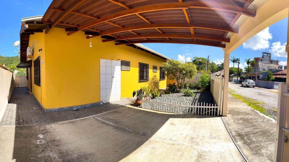 Praia da Armacao do Itapocoroi House | HOUSE OFFERS SPACE FOR 12 GUESTS