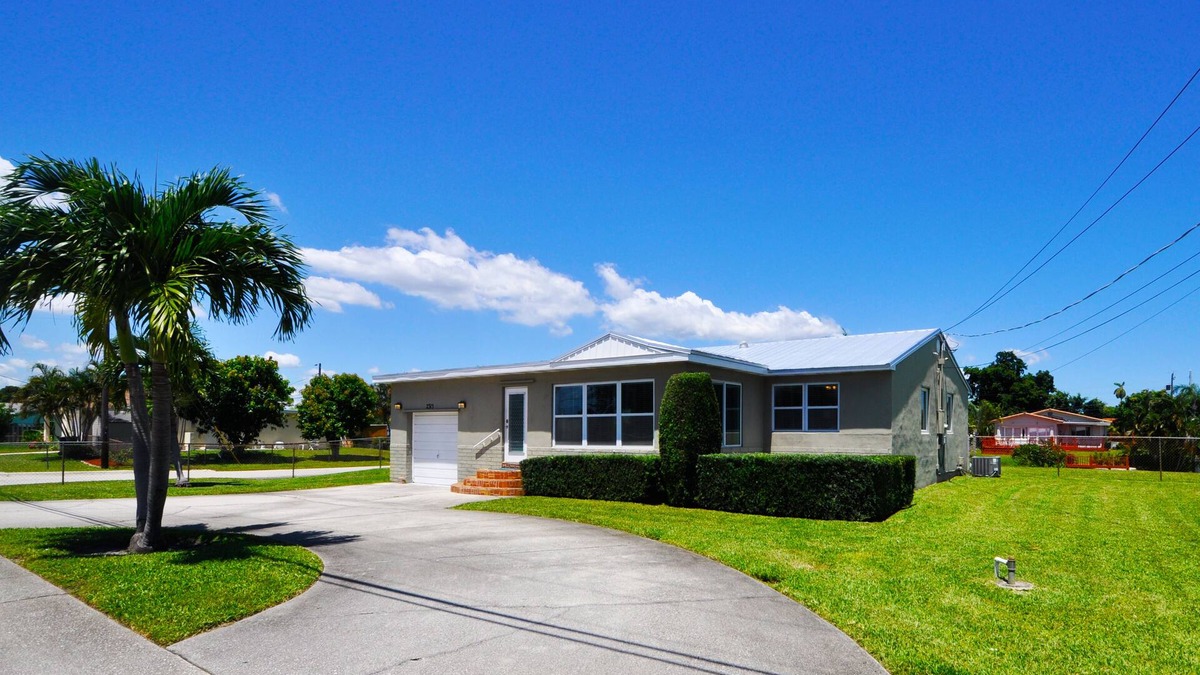 West Palm Beach House | House on a Canal, walk to Zoo, Science Museum & Park