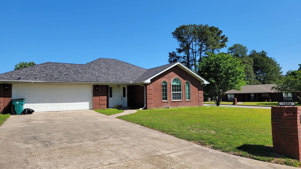 Carthage Cottage | House on Crescent Street near downtown Carthage