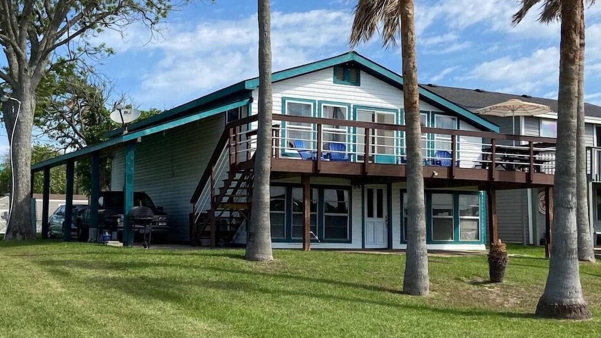 Elmaton House | House on intercoastal with lighted fishing pier