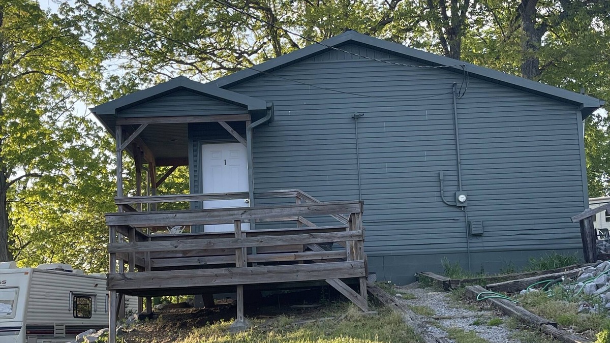 Cadiz Resort | House on Lake Barkley in a marina