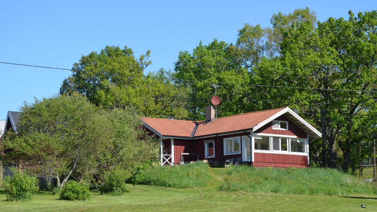 Hultsfred Municipality House | House on lake with boat, raft and sauna