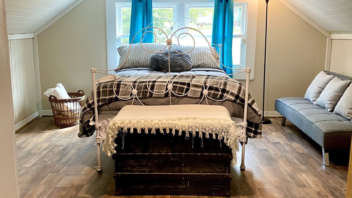 Chapmanville House | House on Main St., close to restaurants and entertainment. Miles from Trails!