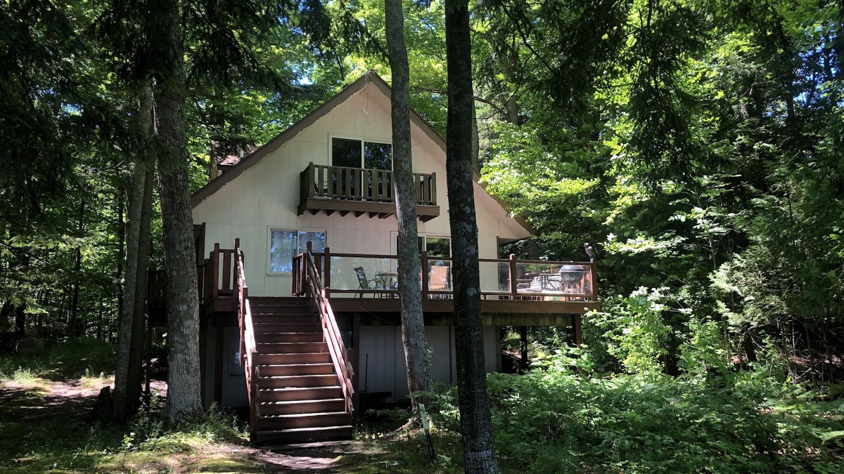 Traverse City House | House on sandy beach in Omena. Budget friendly. Pet ok. Sunrise views.