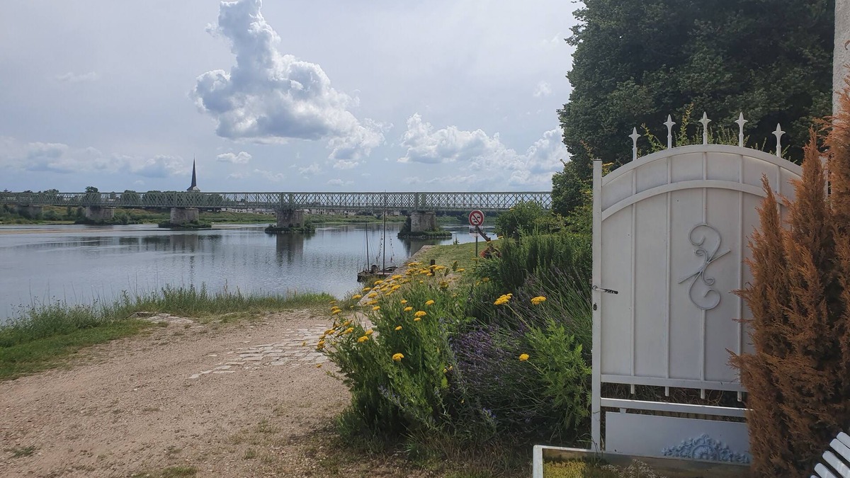 Saint-Pere-sur-Loire House | House on the banks of the Loire with exceptional view of the Château de Sully