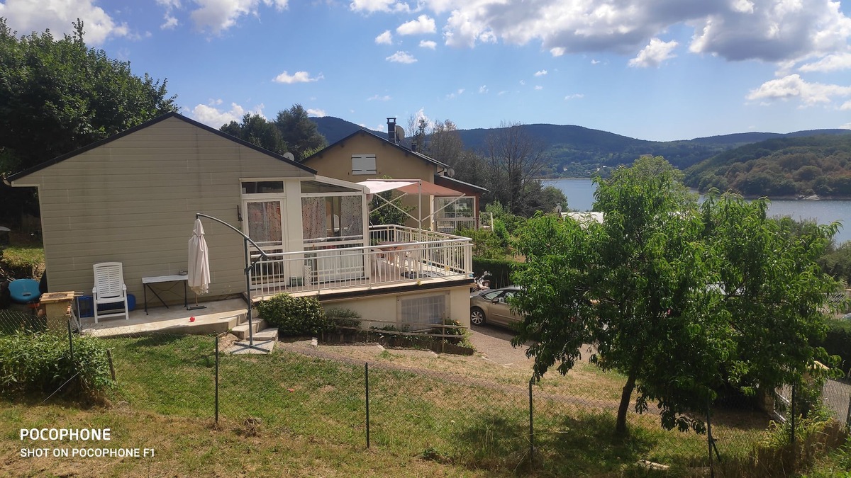 Nages House | HOUSE ON THE EDGE OF LAOUZAS LAKE