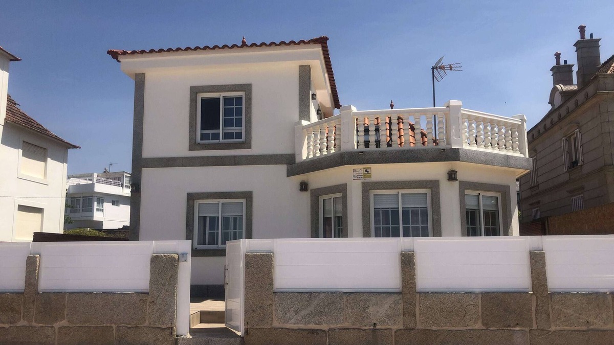 A Porqueira House | HOUSE ON THE FIRST LINE OF THE BEACH