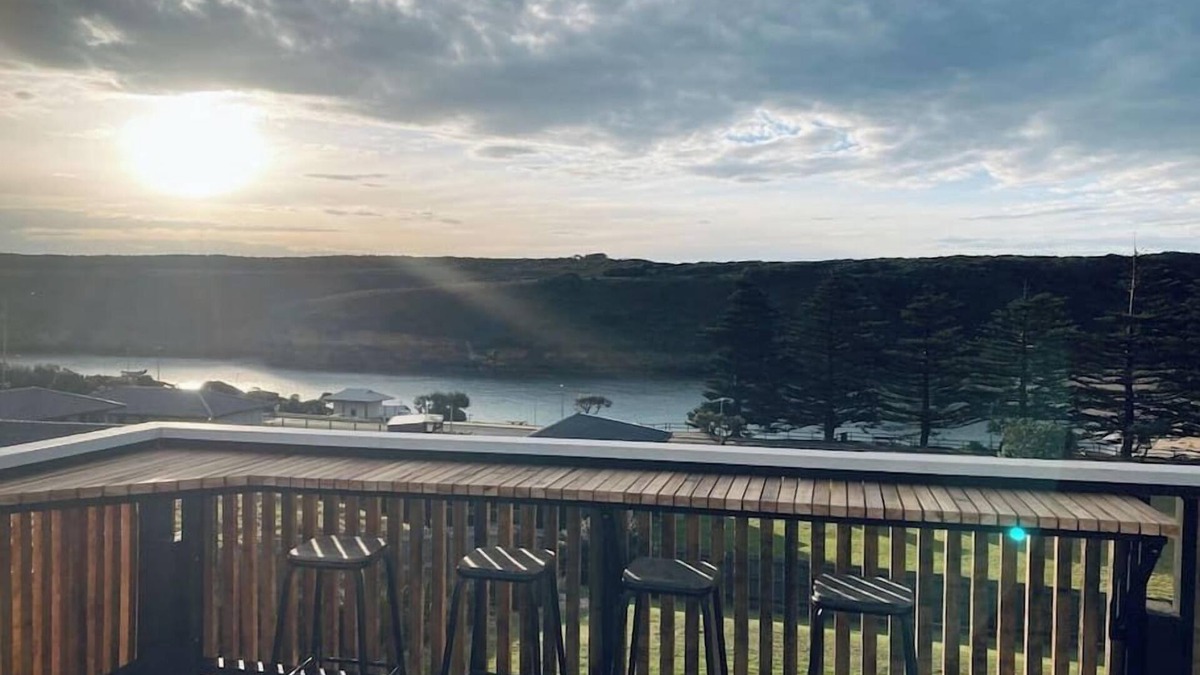 Port Campbell House | House on the hill. Spectacular Port bay views!