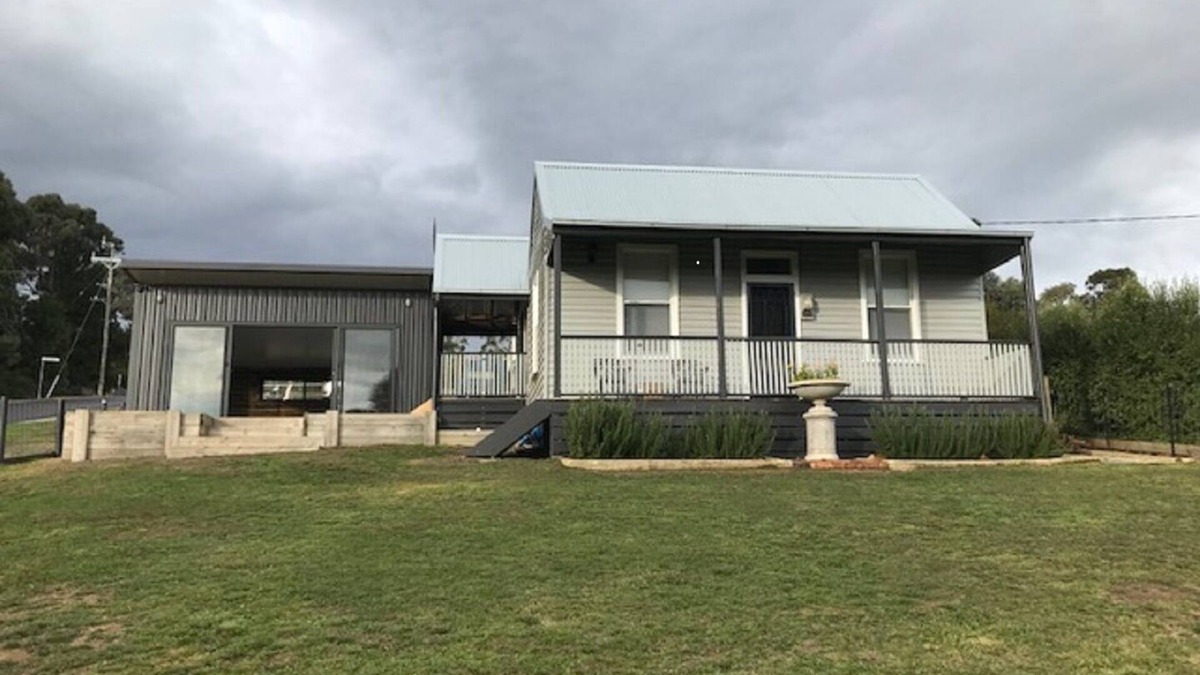 Creswick House | House on the Hill, Pet Friendly Cottage