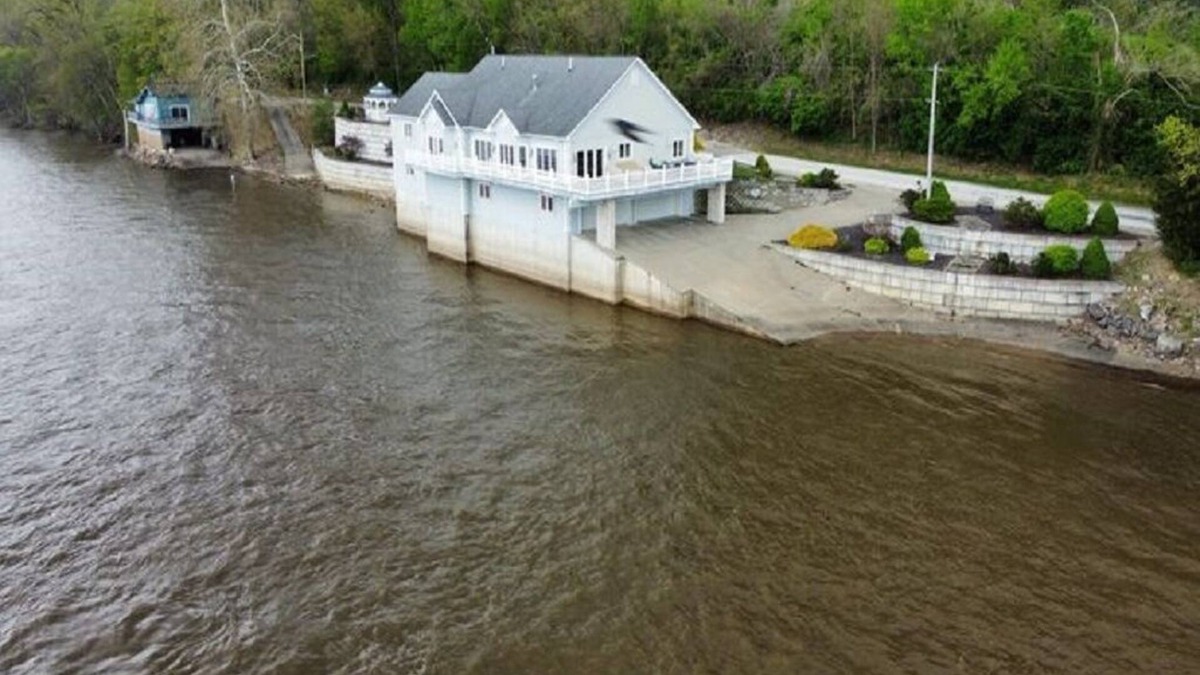 Hamburg House | House on the Mississippi River with awesome views