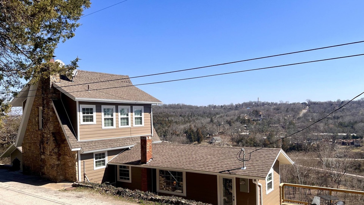 Branson Cottage | "House on the Rock" Romantic Cottage Getaway w/Hot Tub and Fireplace!