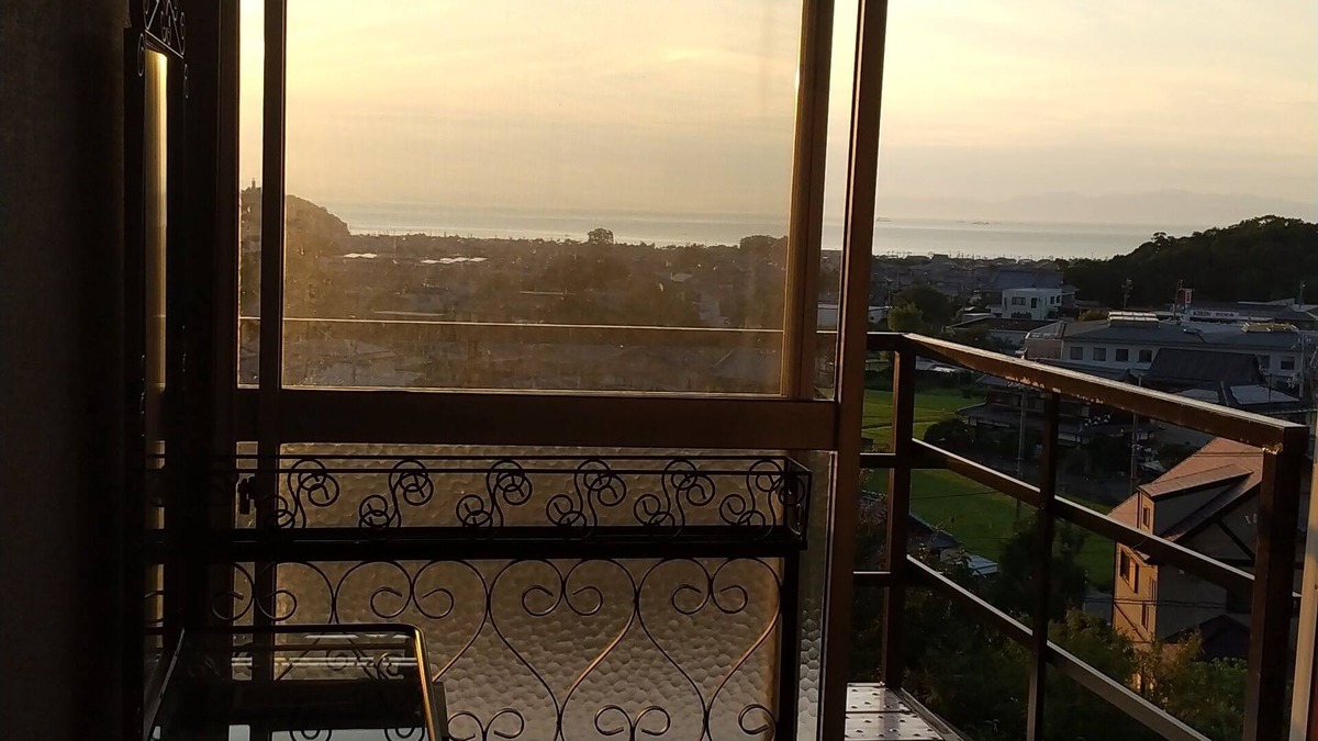 Sennan District House | House overlooking the sea from the top of a hill