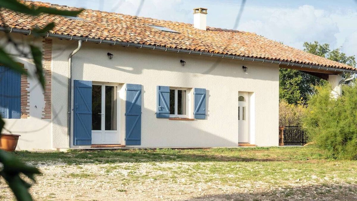 Brignemont House | House sleeps 11 Private lake