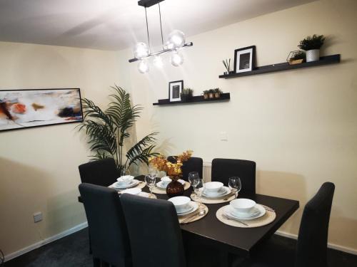 Glyndon House | House - Sleeps up to 10 & Free Parking