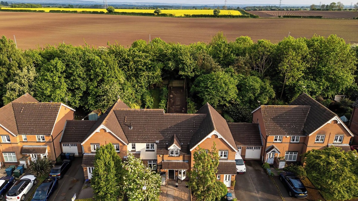 Bingham House | House Sleeps6-Garden-PetsOk-Parking-Long stay disc