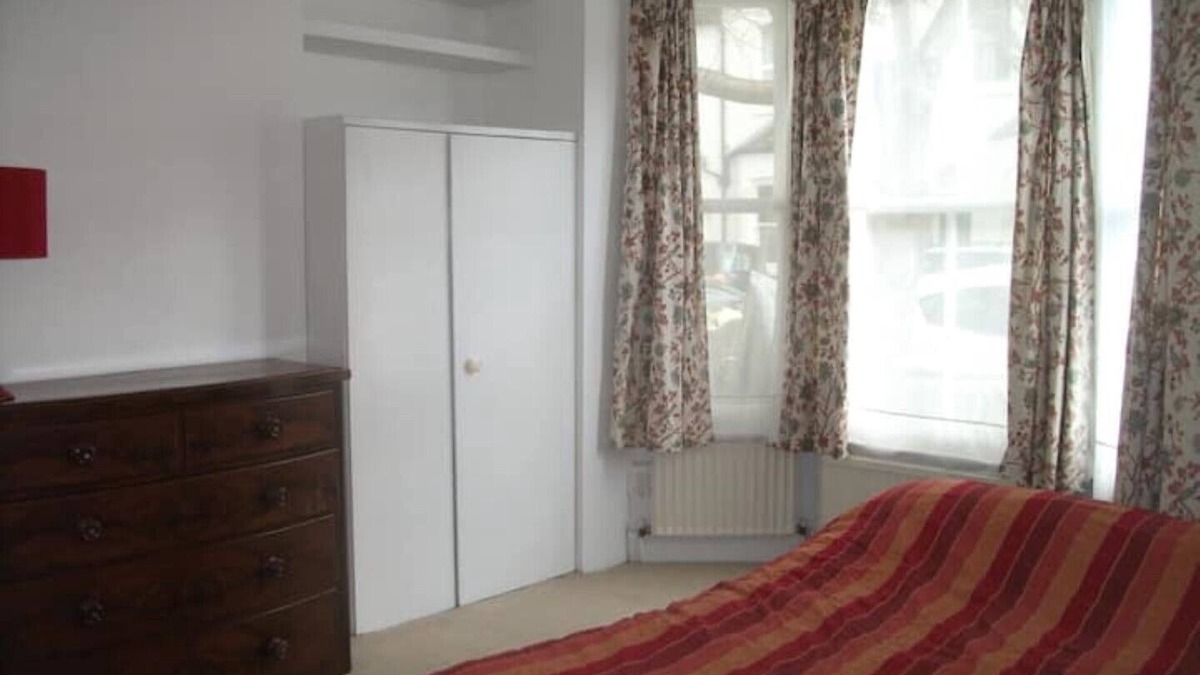 Southfields House | House, SW London. 4 Beds. 2 Toilets. 12 Mins Tube. 2 Mins Buses