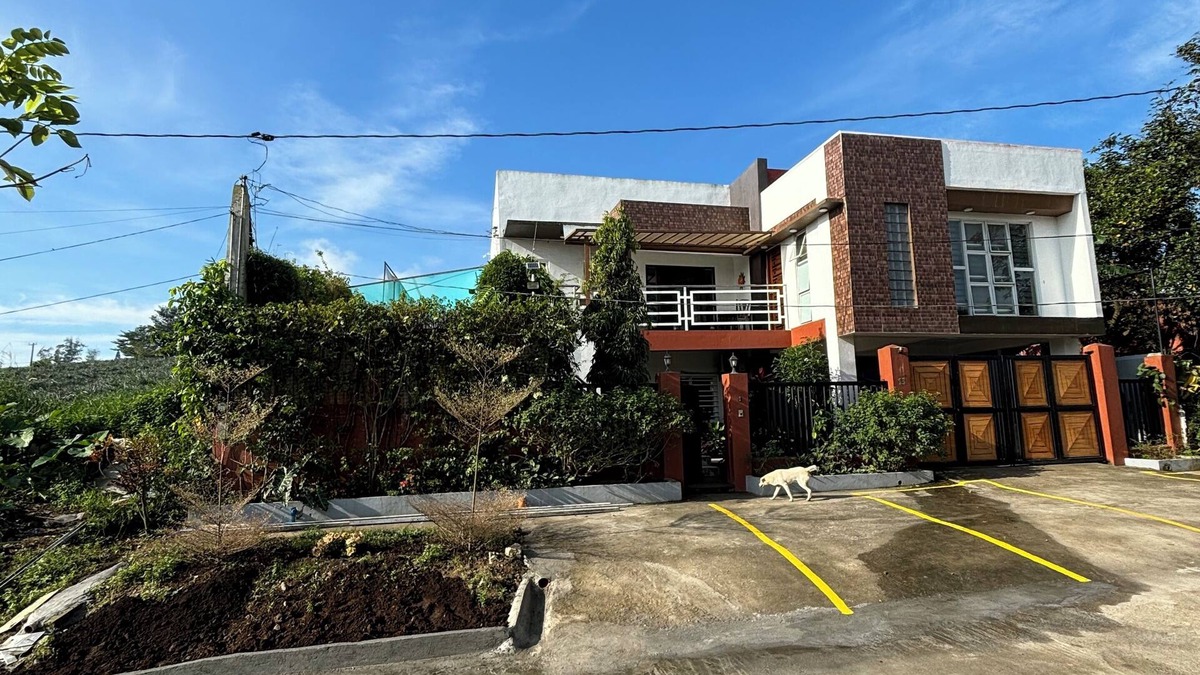 Mendez Crossing West House | House & Swimming Pool on a Hill