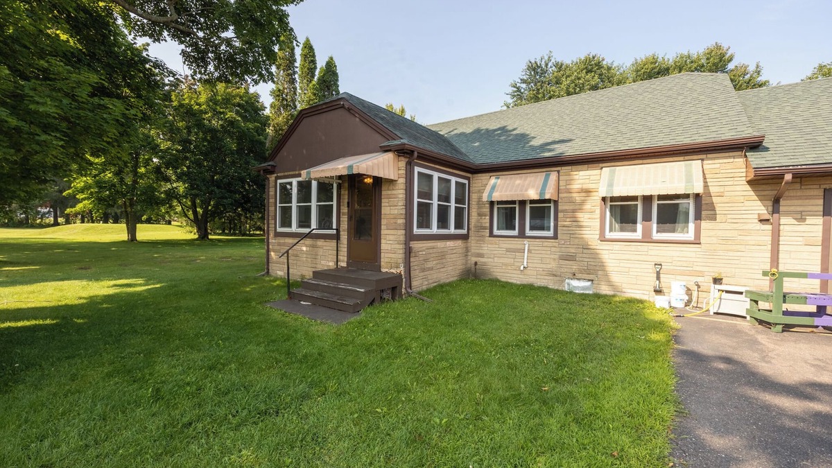 Chippewa Falls House | House that is connected to a BAR! Sleeps 8 on the UTV/Snowmobile trail!