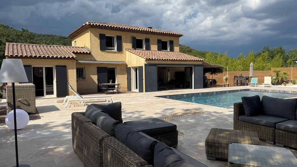 Besse-sur-Issole Villa | House - Villa of 150 m2 for 8 people in an enclosed garden of 3300m2