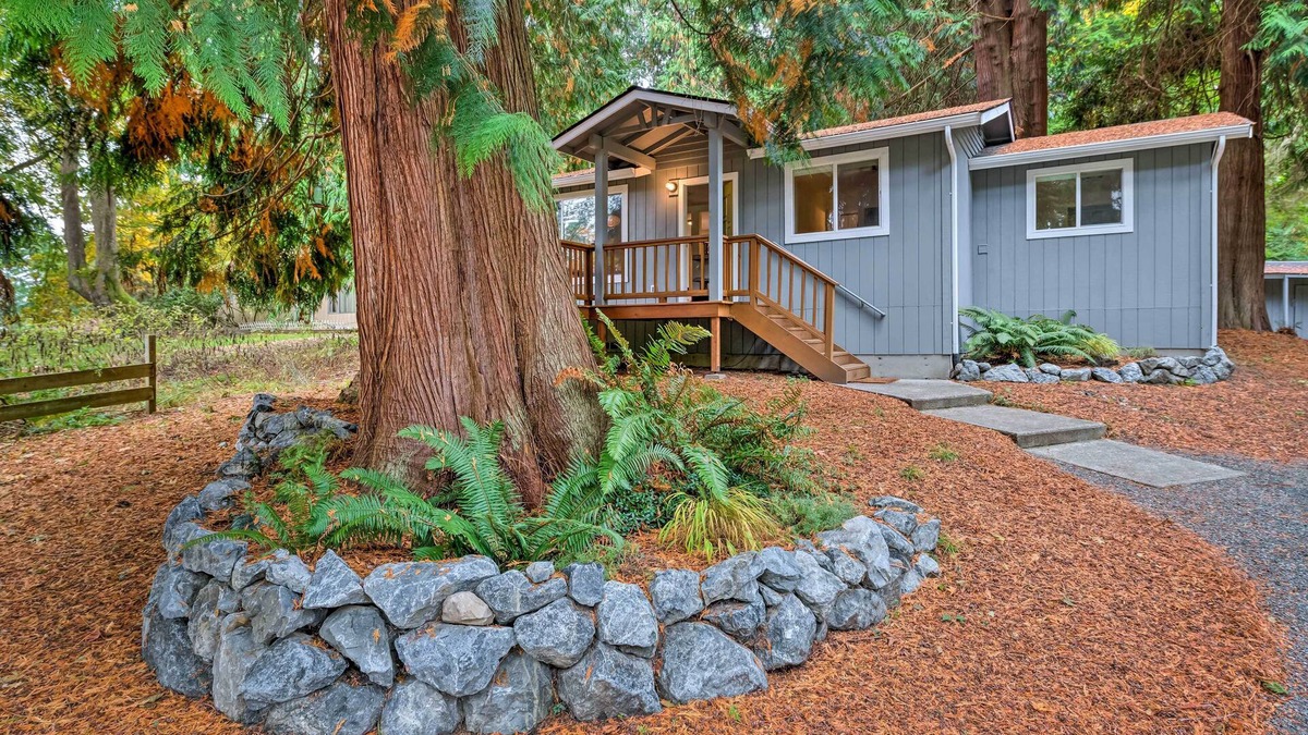 Clinton Cottage | House w/Deck on Whidbey Island, 1 Mi from Shore!