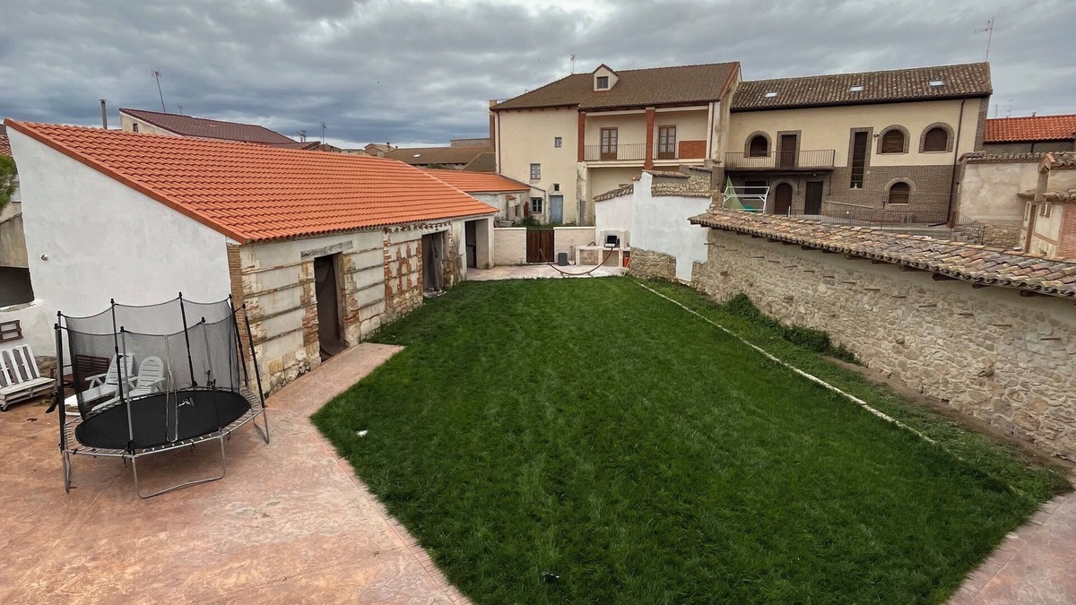 Castronuevo de Esgueva House | House with large garden, swimming pool, barbecue and 5 bedrooms.