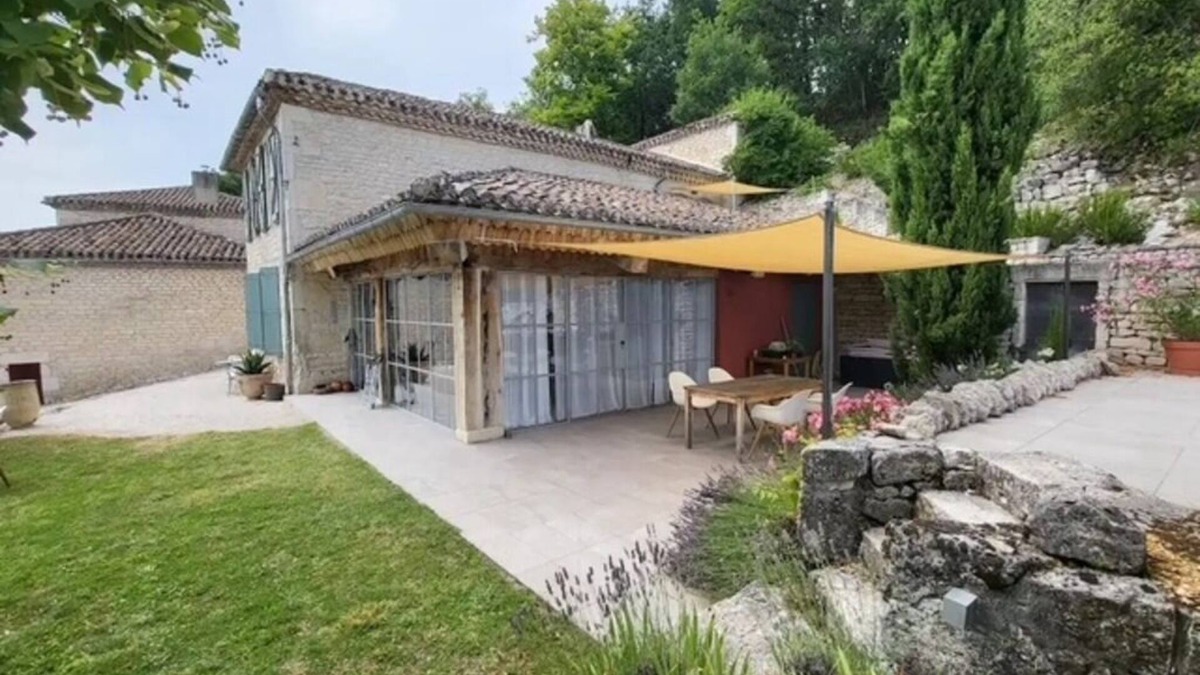 Montcuq House | House with panoramic view, spacious rooms, swimming pool and quiet for 4 people